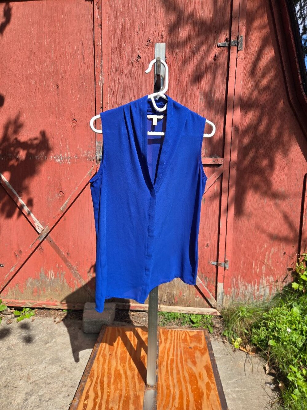 Banana Republic Royal Blue Sleeveless V-Neck Blouse - Size 6